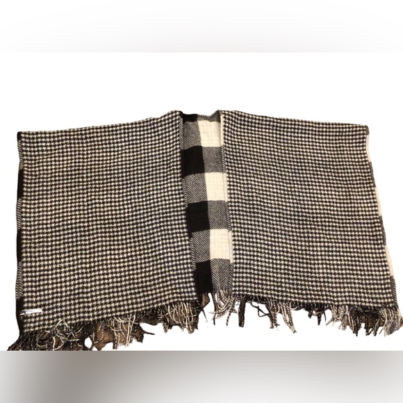 Talbots 100% Wool Black and White Plaid/Reverse To Houndstooth Fringed Cape - Picture 8 of 8